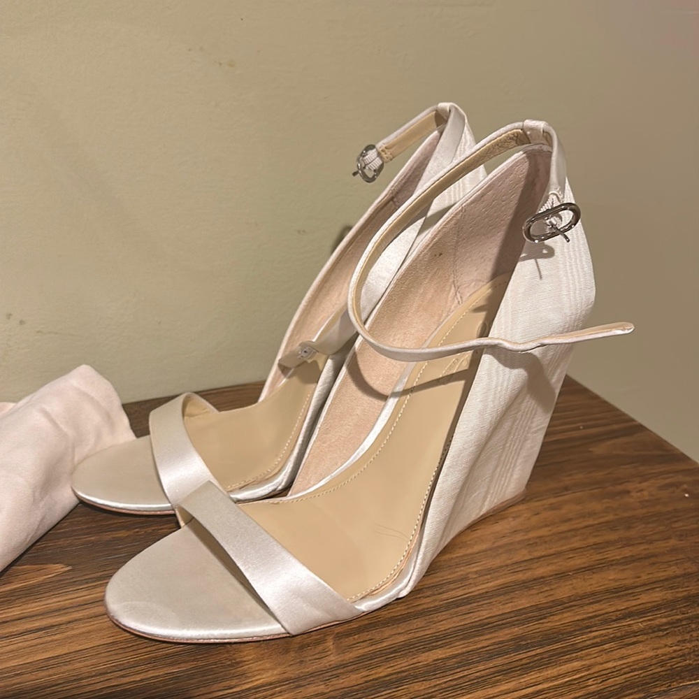 Like new!  Imagine Vince Camuto Ivory Satin High Wedge Heels Sz 9.5 M wedding